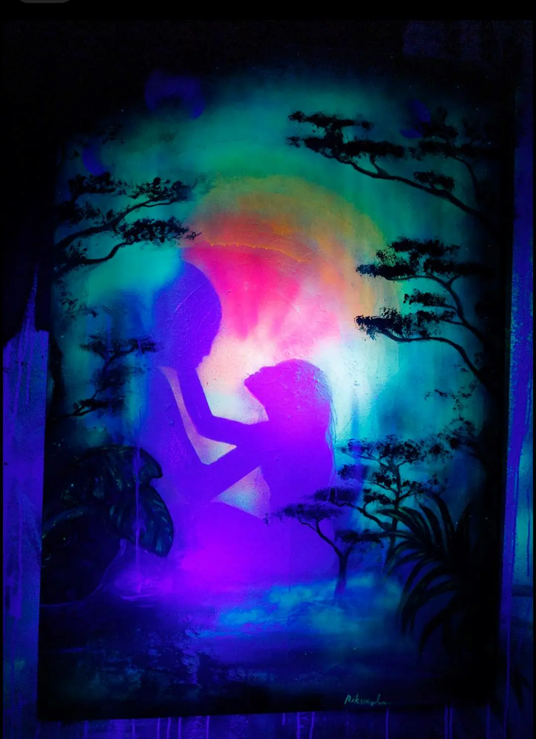 Toile fluorescente s'illuminant sous lumière noire par Alison Rikunali
