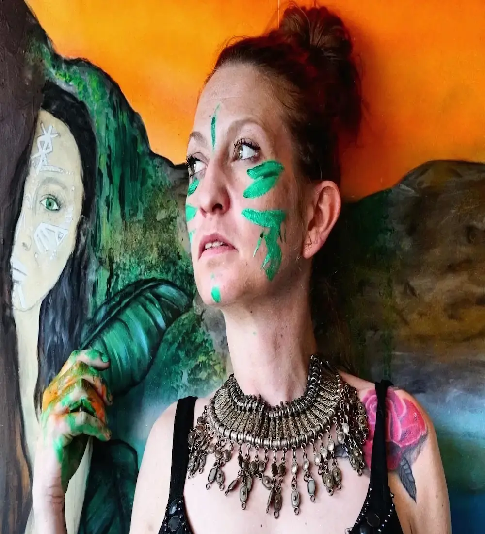 Portrait de l'artiste Alison Rikunali, experte en toiles fluorescentes